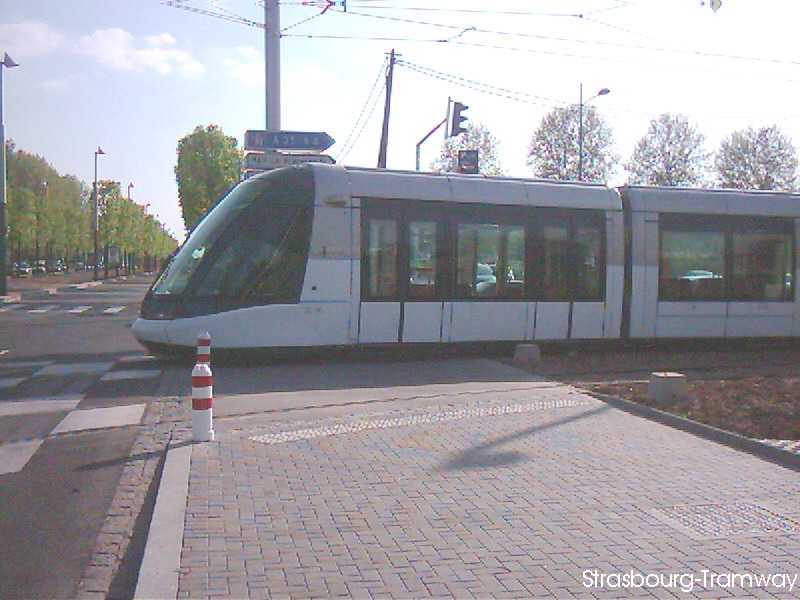 Une rame Citadis quittant le terminus, elle s'appr�te � se retrouver en ligne.